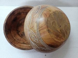 Cuenco de madera artesanal hecho a medida, hecho de madera de alta calidad. Ideal para servir como un impresionante acento decorativo - Product Image 3