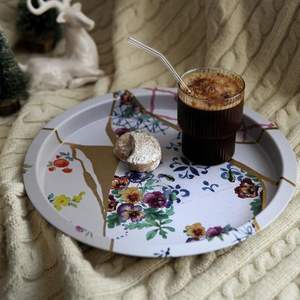 Kintsugi Design moderne de fleurs en forme de veines d'or Plateau rond en métal Ø 315 mm Plateau de service fait à la main en aluminium et en fer pour usage domestique - Product Image 4