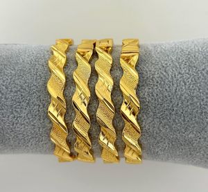 Juego de Brazaletes de Latón Hechos a Mano por Fabricante Indio, Diseño Personalizado en Oro, Duraderos, de Forma Libre, Joyería de Moda, 15 mm, para Bodas, Exportación - Product Image 1