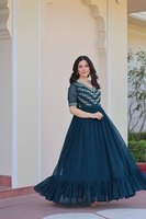 Robe Anarkali Traditionnelle Indienne Moderne avec Broderies de Perles Multifilament et Paillettes Faux-Éclatantes, Disponible en Grandes Tailles