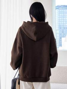 เสื้อฮู้ดดี้ผู้หญิงทรงโอเวอร์ไซส์ ผ้าฟลีซถักนิตติ้ง 100% ผ้าฝ้าย สีน้ำตาลเข้ม แบบสั่งทำพิเศษ ไหล่ตก ทรงหลวม น้ำหนักมาก เหมาะสำหรับฤดูหนาว สไตล์ลำลอง - Product Image 2