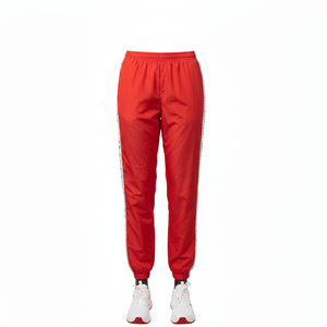 Pantalon coupe-vent premium pour femmes, tissu en taffetas de polyester durable, rouge, panneau latéral athlétique, logo personnalisé, pantalon coupe-vent pour femmes - Product Image 6