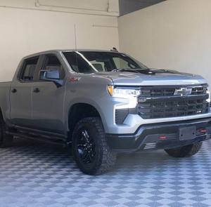 Chevrolet Silverado 1500 LT Trail Boss Crew Cab 4WD 2024 d'occasion, conduite à gauche, boîte automatique, intérieur foncé, sièges en cuir, jantes R19 - Product Image 1