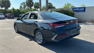 2024 Hyundai Elantra SEL IVT Neatly Used - Product Image 5