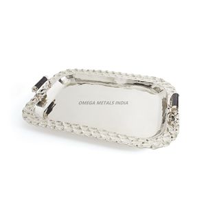 ถาดเสิร์ฟทรงสี่เหลี่ยมสีเงินสุดหรูพร้อมพื้นผิวกระจกและขอบประดับตกแต่งที่สมบูรณ์แบบสำหรับการแสดงในบ้านที่มีสไตล์ - Product Image 4