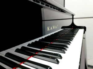 เปียโนตั้งพื้นสีดำ TOP Kawai US50 มีสินค้าพร้อมส่ง จัดส่งรวดเร็ว 3 ตัว ทนทาน ใช้งานได้ยาวนาน เหมาะสำหรับเวทีและสตูดิโอ มือสอง - Product Image 2