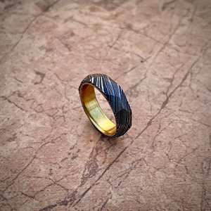 Anillo de Compromiso Masculino de Acero de Damasco Hecho a Mano con Acabado Martillado, Personalizable, OEM, DIY, Regalo de Alta Calidad para Aniversario de Bodas - Product Image 2