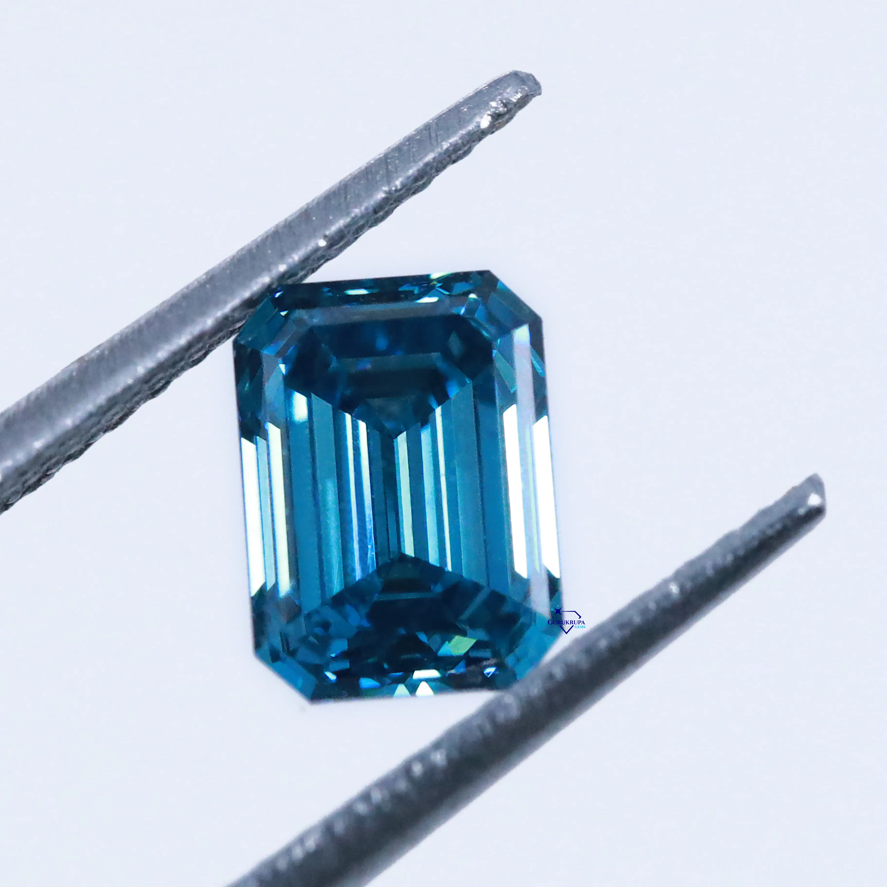 Descubra la belleza deslumbrante con nuestros diamantes cultivados en laboratorio de corte esmeralda al por mayor que muestran una claridad VVS impecable a precios de mayorista