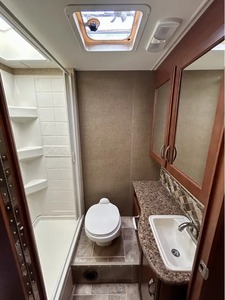 Autocaravana T-H-O-R RV MOTORCOACH 28H USADA de 2015 Lista para la Venta - Product Image 5