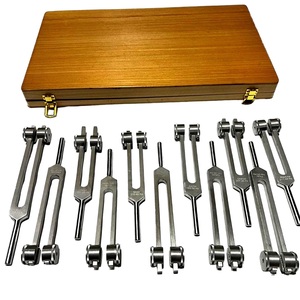 Nouvel arrivage : Ensemble professionnel de diapasons médicinaux lestés en acier inoxydable pour chakras, avec boîte en bois réutilisable - Product Image 1