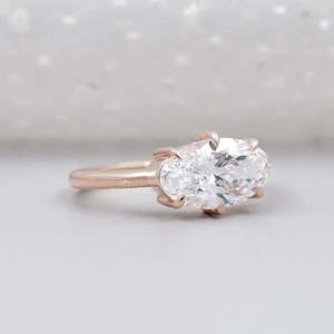 Anillo de Compromiso con Diamante Cultivado en Laboratorio East West, Corte Ovalado con Solitario de 6 Puntas, Certificado IGI - Product Image 2