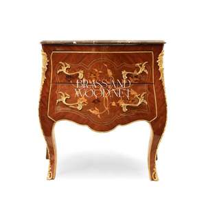 Commode de chevet classique en bois avec silhouette incurvée, ornements en laiton doré et plateau en marbre naturel - Product Image 2