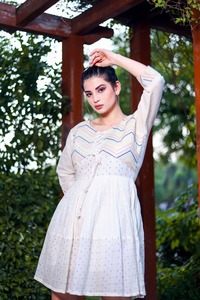 Traje indio Elegante Mejor tela Ropa étnica Khadi Túnica de algodón con bordado y trabajo manual Proveedor y exportador indio - Product Image 4