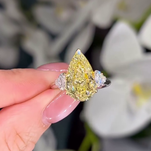 Anillo de Diamantes con Engaste Catedral de Dos Tonos con 6.00ct de Diamantes de Laboratorio (Fancy Yellow VVS-VS) - Product Image 1