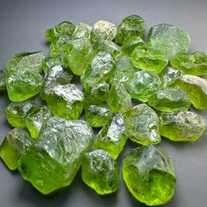 Pierre brute de péridot de qualité de taille, pierre naturelle du Kohistan, Pakistan - Product Image 4