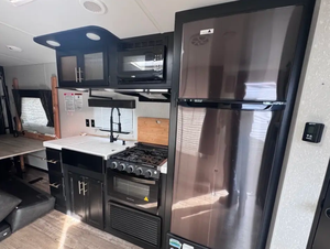 Caravane de voyage d'occasion abordable 2021 2022, type Toy Hauler, CHEROKEE GREY WOLF 26RR, Forest Rivers RV - Product Image 3