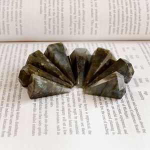 Pendule en forme de cône facetté en labradorite bleue naturelle, pierre précieuse reliée, cristal de guérison, radiesthésie, cristaux rares faits à la main - Product Image 5