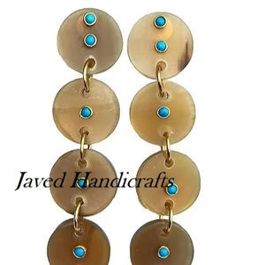 Pendientes de cuerno hechos a mano de estilo Animal elegante de moda superior para mujer directo de la India pulido mayorista artesanías naturales - Product Image 1
