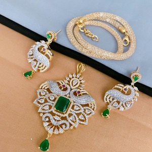 ชุดจี้ทองเหลืองชุบทองดีไซน์เนอร์ พร้อมต่างหูและเพชรซิร์คอน สำหรับงานแต่งงานของผู้หญิง - Product Image 1