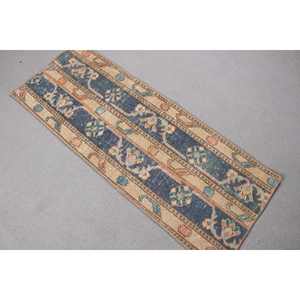 Tapis turc vintage, tapis de 1,3 x 3,6 pieds, tapis en laine bleu à motifs floraux - Product Image 2