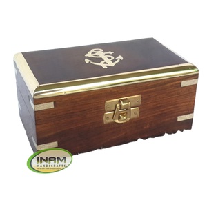 Caja de madera con incrustaciones de latón, diseño decorativo hecho a mano - Product Image 1