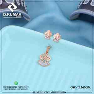 Superbes boucles d'oreilles et pendentif élégants en or 18 carats pour femmes - Product Image 1