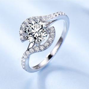 Anillo de bodas de plata de ley 925 personalizado para mujer Diseño clásico 14K 18K Oro blanco Diamante azul Certificado IGI para fiestas - Product Image 2