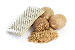 Noix de muscade séchée AD de source agricole biologique offrant une saveur audacieuse et distinctive pour la pâtisserie, la cuisine quotidienne, les plats spéciaux et les boissons savoureuses - Product Image 2