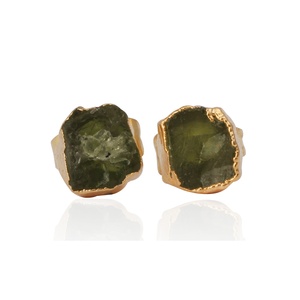 Boucles d'oreilles en pierres précieuses brutes péridot or plaqué forme brute boucles d'oreilles bijoux faits à la main en pierres précieuses vertes - Product Image 1