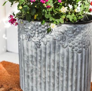 Meilleure vente de jardinière ovale en métal à design décoratif en relief pour jardin et décoration intérieure à bas prix - Product Image 3
