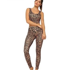 Ensemble de yoga deux pièces pour femmes avec leggings taille haute et soutien-gorge rembourré respirant adapté au yoga, à la course, à l'entraînement et au fitness - Product Image 1