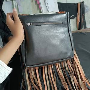 Sac à bandoulière en cuir de vachette avec franges et pompons de style occidental de luxe, sac à main personnalisé pour l'automne, prêt à être expédié - Product Image 2
