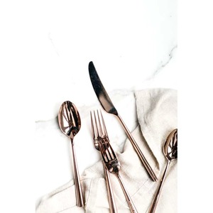 El juego de cubiertos más demandado, con un tono plateado brillante, enriquece instantáneamente cualquier ambiente de comedor con un lujo discreto. - Product Image 2