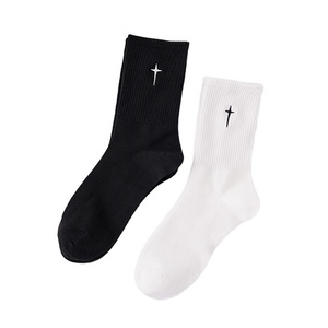 Chaussettes courtes et design en coton de couleur unie à bas prix pour hommes design et logo personnalisés vente en gros - Product Image 1