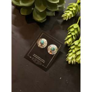 Boucles d'oreilles ethniques en turquoise de Kingman Navajo et argent sterling, à tige, avec serti géométrique - Product Image 3