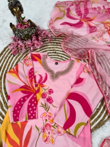 Kurtis y pantalones de tela Camric hechos a medida de algodón con estampado de flores drapeado en base gris Disponible en tallas para ropa Salwar - Product Image 5