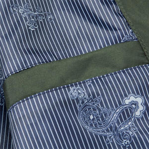 เสื้อแจ็คเก็ตบอมเบอร์บุผ้าสำหรับฤดูหนาวสำหรับผู้ชาย พร้อมโลโก้แบบกำหนดเอง ขอบริบบิ้น ซิปแข็งแรง และบริการผลิตแบบ ODM OEM อย่างมืออาชีพ - Product Image 3