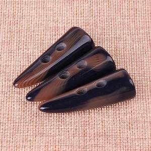 Bouton à bascule en corne naturelle à texture robuste, bouton en corne à deux trous, boutons en corne de bœuf pour manteaux - Product Image 2