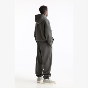 ชุดวิ่งโพลีเอสเตอร์สำหรับผู้ชายชุดวอร์มสองชิ้นมีฮู้ดและกางเกงผ้าฟลีซแบบกำหนดเองสำหรับฤดูใบไม้ร่วงฤดูหนาว - Product Image 3