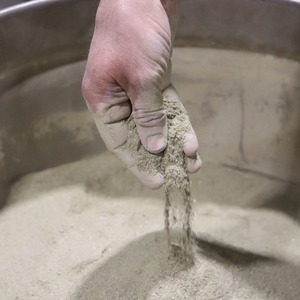 Farine de plumes enrichie en protéines naturelles conçue pour les applications d'alimentation des volailles, porcs, bovins, chevaux et poissons. - Product Image 4