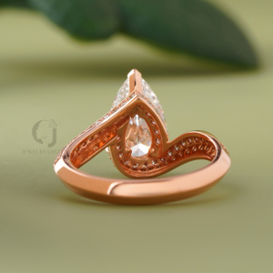 Anillo de Compromiso con Diamante Cultivado en Laboratorio de Corte Pera de 2.29 Quilates, Banda Trenzada con Pavé, Oro Rosa, Joyería Nupcial Moderna y Sostenible - Product Image 3