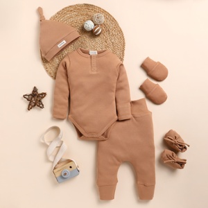 Ensembles de vêtements pour bébé en bambou biologique de qualité supérieure, lot de 5 avec bonnet, couleur camel, pour berceau et couches, fabriqués en Inde - Product Image 1