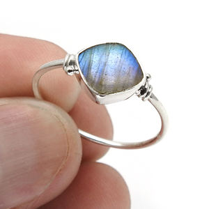 Nouvelle arrivée Design de luxe Bague en forme de coussin en forme de pierre précieuse Labradorite naturelle en argent sterling 925 Bijoux faits à la main Fournisseurs en vrac - Product Image 3