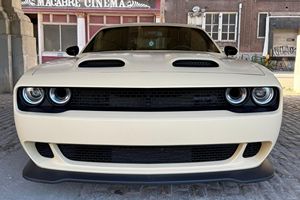 Challenger SRT Hellcat Jailbreak 2023, moteur Hemi V8 suralimenté de 717 ch, finition extérieure Desert Storm Satin PPF - Product Image 2