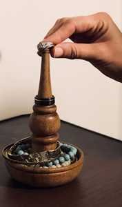 Le porte-anneau en bois moderne en bois naturel classique fabriqué à la main est une fusion étonnante de fonctionnalité et d'élégance Conçu - Product Image 6