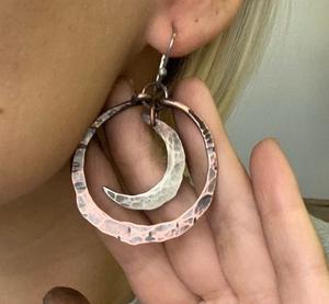 ต่างหูทองแดงโบราณดีไซเนอร์สำหรับผู้หญิงที่มีรายละเอียดงานฝีมือที่ได้รับแรงบันดาลใจจากดอกไม้เหมาะสำหรับสวมใส่ในชีวิตประจำวัน - Product Image 5