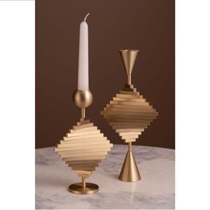 Bougeoir en métal pour la décoration de la maison porte-bougie pour l'éclairage et le jeu porte-bougie décoratif élégant finition antique - Product Image 1