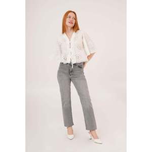 Blusa Corta Blanca con Detalle de Lazos en la Parte Delantera para Mujer, Marca Lustrin, Elegante, Mezcla de Algodón, Manga Corta, Moda de Verano - Product Image 2
