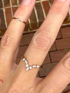 Anillo Apilable de Oro Blanco de 14k con Diamante Natural de Corte Brillante, Diseño Chevron, Anillos de Boda y Aniversario, OEM, 0.14ct, 2g, Lujo - Product Image 3