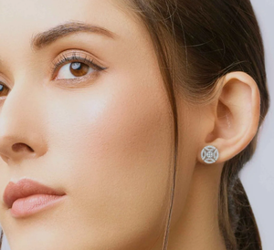 Boucles d'oreilles en diamant rond plaqué or blanc massif 10 carats avec Halo vissé élégant CVD Diamonds GIA Certified Gift - Product Image 3